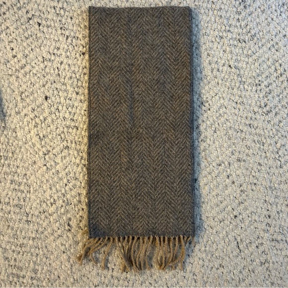cashmere herringbone patterned scarf - Picture 3 of 3